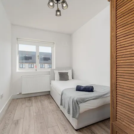 بيت للعطل Citywest Contractor Housing - Sleeps 5 *