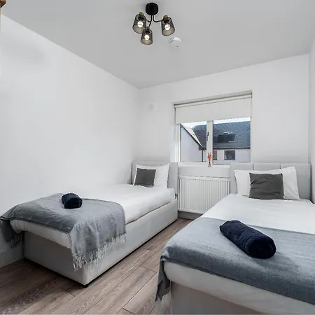 Citywest Contractor Housing - Sleeps 5 * Dublino