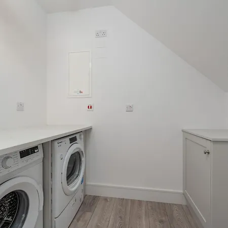 Citywest Contractor Housing - Sleeps 5 Ferienhaus *