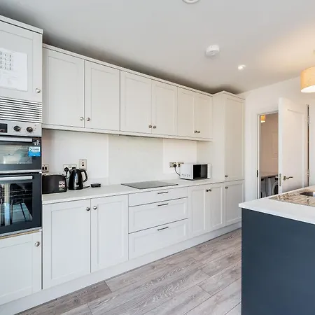 Citywest Contractor Housing - Sleeps 5 Ferienhaus *