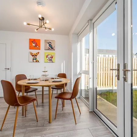 Citywest Contractor Housing - Sleeps 5 Ferienhaus *
